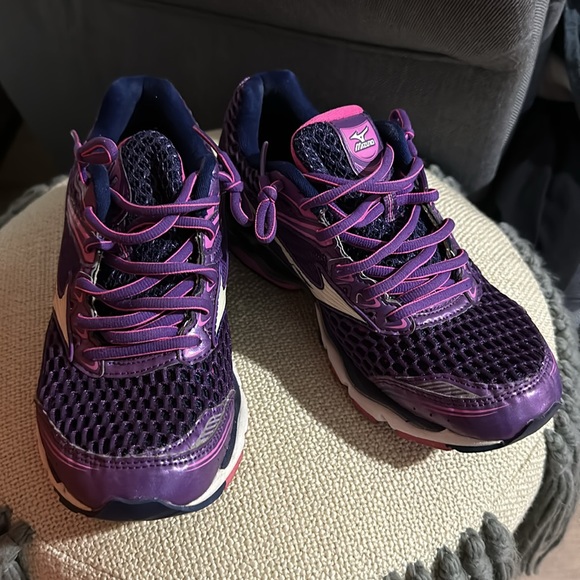 ❌SOLD❌Mizuno Running Shoes - Picture 2 of 8